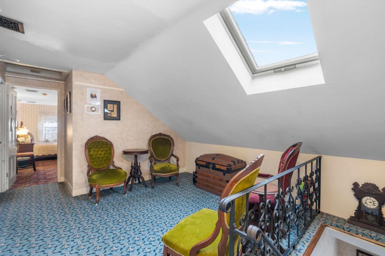 폴리버 Lizzie Borden House B&B 외부 사진
