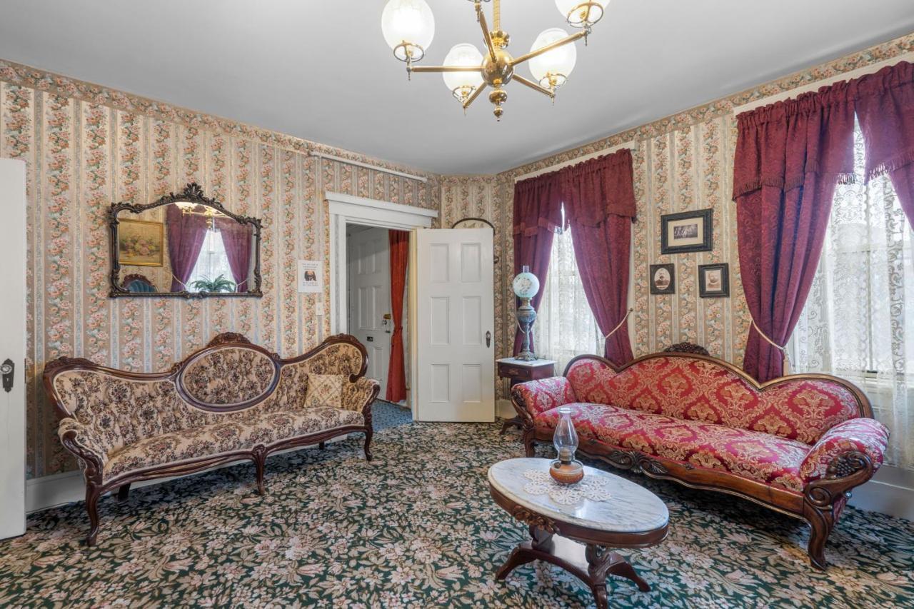 폴리버 Lizzie Borden House B&B 외부 사진